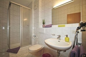 Ducha, secador de pelo, toallas, papel higiénico