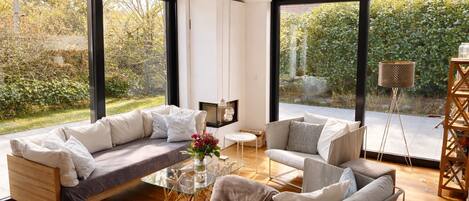 Fernseher, Kamin, Stereoanlage