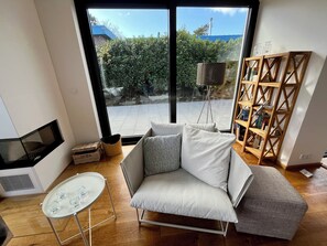 Télévision, cheminée, chaîne hi-fi