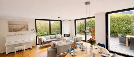 TV, fireplace, stereo