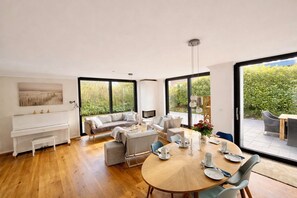 Télévision, cheminée, chaîne hi-fi