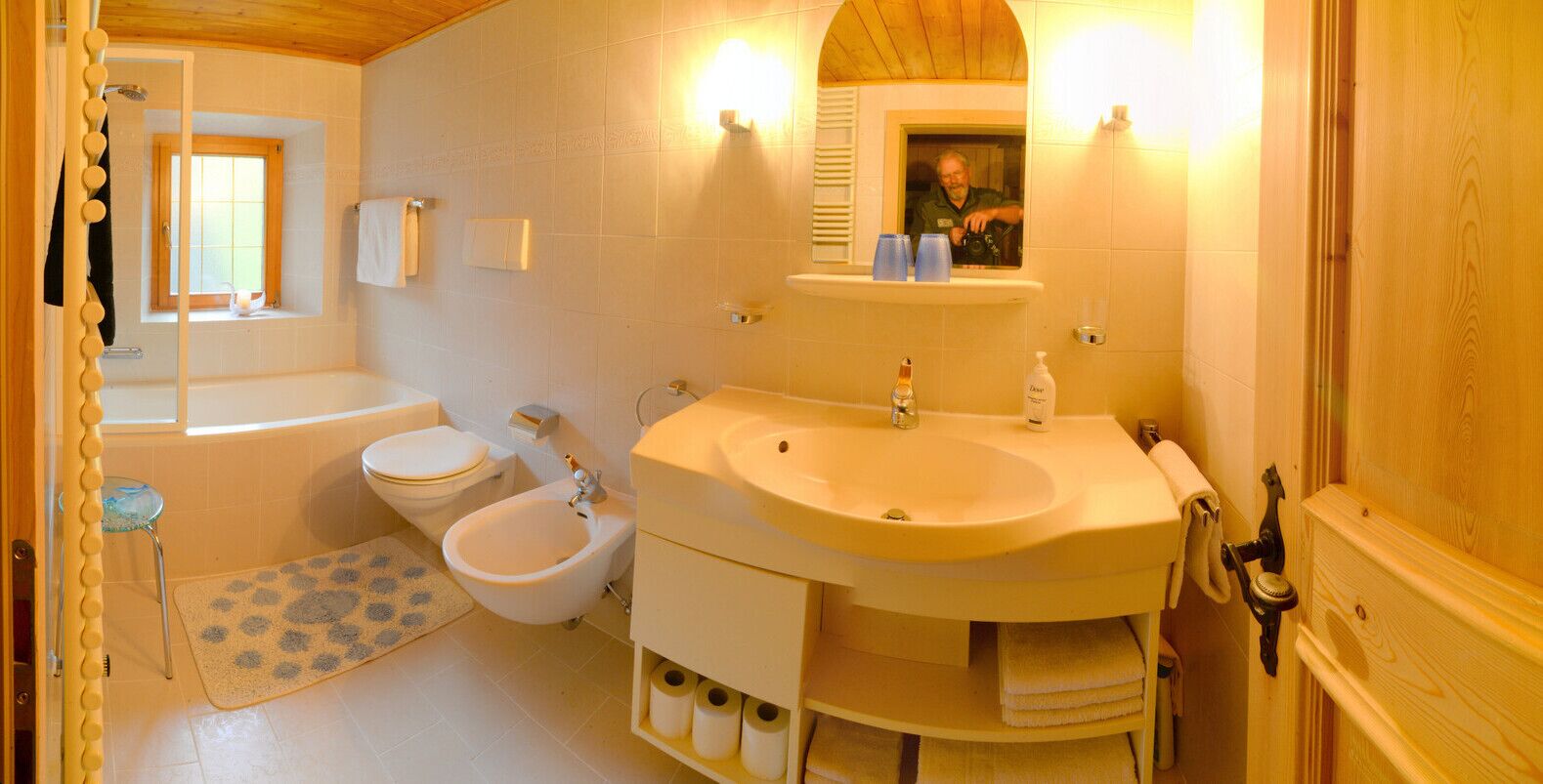 Ein Badezimmer mit Badewanne, Toilette, Bidet und Waschbecken.