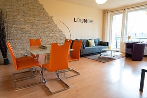 Dining - Large apartment (approx. 75 m²), quiet, close to the city center, south-facing balcony, free parking, WiFi (Niestetal)