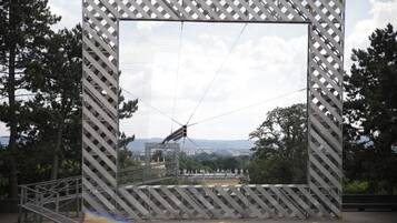 Una gran estructura metálica con diagonales de refuerzo, una escalera de metal y vistas a un paisaje lejano.
