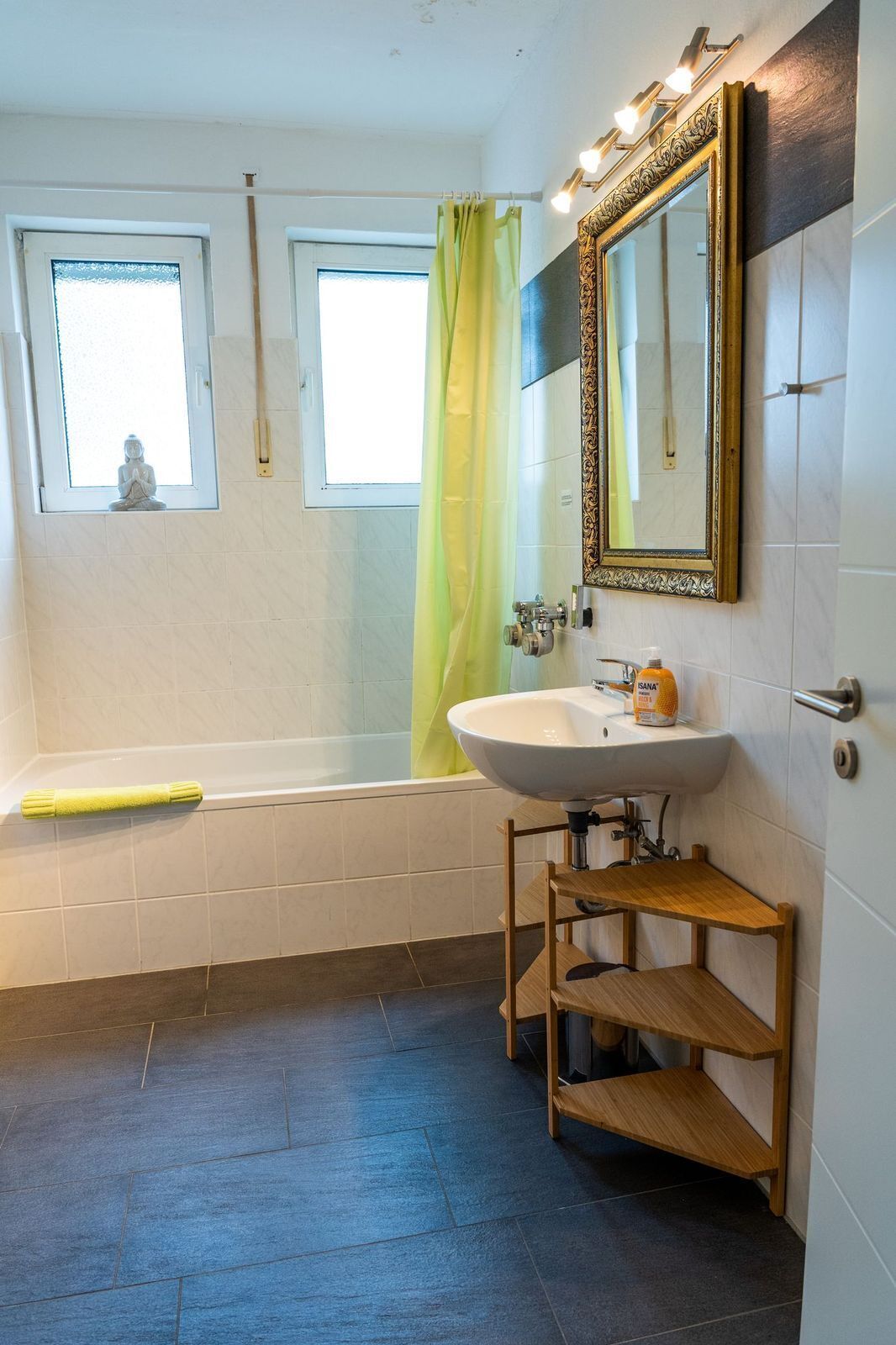 Bañera con ducha, secador de pelo, toallas, jabón