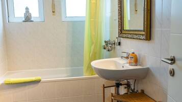 Bañera con ducha, secador de pelo, toallas, jabón