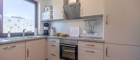 Réfrigérateur, micro-ondes, four, lave-vaisselle