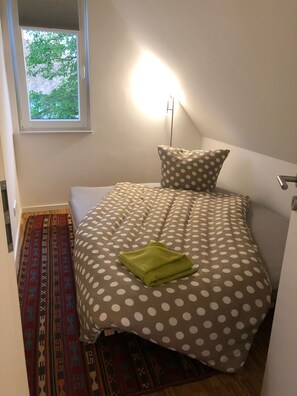 3 bedrooms, travel crib, WiFi, bed sheets