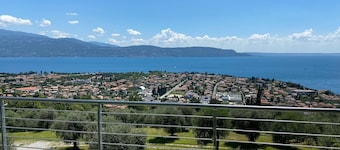 Design apartment - 100 sqm green terrace - Pool - Fantastic panoramic lake view