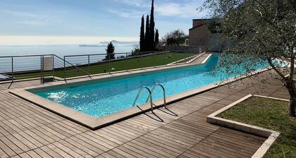 Design apartment - 100 sqm green terrace - Pool - Fantastic panoramic lake view