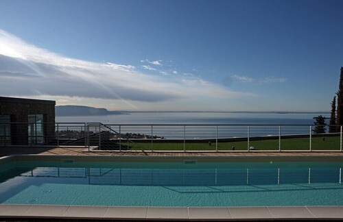 Appartement Design - 100 m² terrasse paysagée - Piscine - Vue imprenable sur l'eau