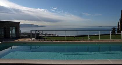 Appartement Design - 100 mÂČ terrasse paysagĂ©e - Piscine - Vue imprenable sur l'eau