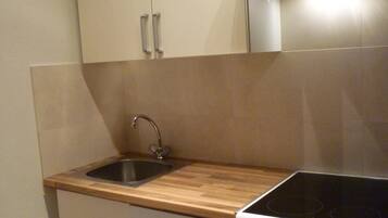 Frigorífico, horno, placa de cocina y cafetera o tetera