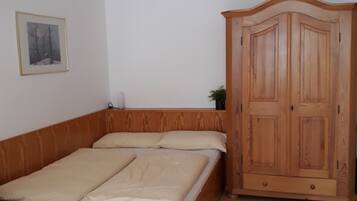 Een strijkplank/strijkijzer, reisbedje, wifi, beddengoed