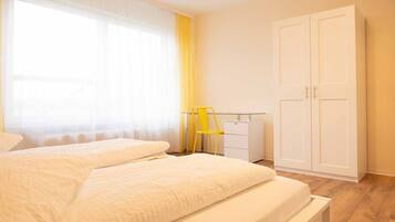 3 bedrooms, desk, iron/ironing board, free WiFi