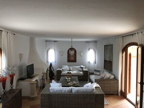 TV, fireplace, DVD player, books - dreamlike finca with grand pool, wonderful garden, a few minutes to the beach (Son Moja)