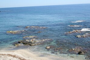 Beach nearby, sun-loungers - Living room with balcony and sea view, waterfront and south-facing (Vera)