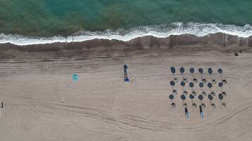 Plage à proximité, chaises longues