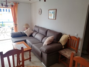 Smart TV, books, music library, stereo - Living room with balcony and sea view, waterfront and south-facing (Vera)