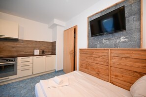 Iron/ironing board, free WiFi, bed sheets