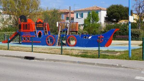 A playground with a pirate ship theme, including slides and climbing structures. - Beautiful, lovingly furnished holiday home near the beach with sea views (Narbonne)