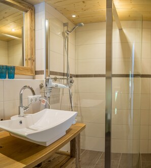 Dusche, Haartrockner, Handtücher