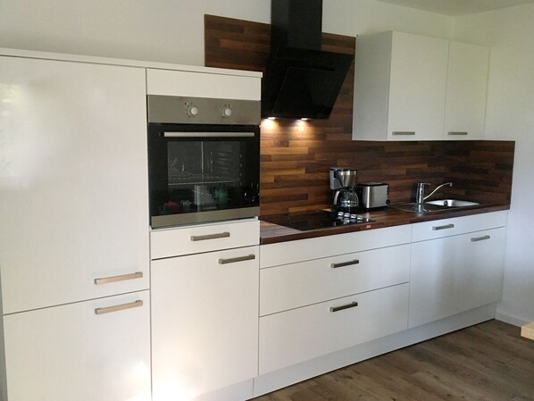 Fridge, oven, stovetop, dishwasher