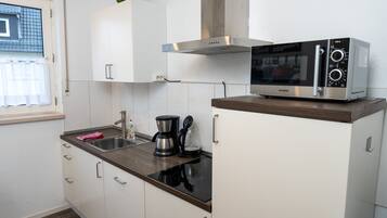 Kühlschrank, Mikrowelle, Herdplatte, Geschirrspüler