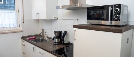 Kühlschrank, Mikrowelle, Herdplatte, Geschirrspüler