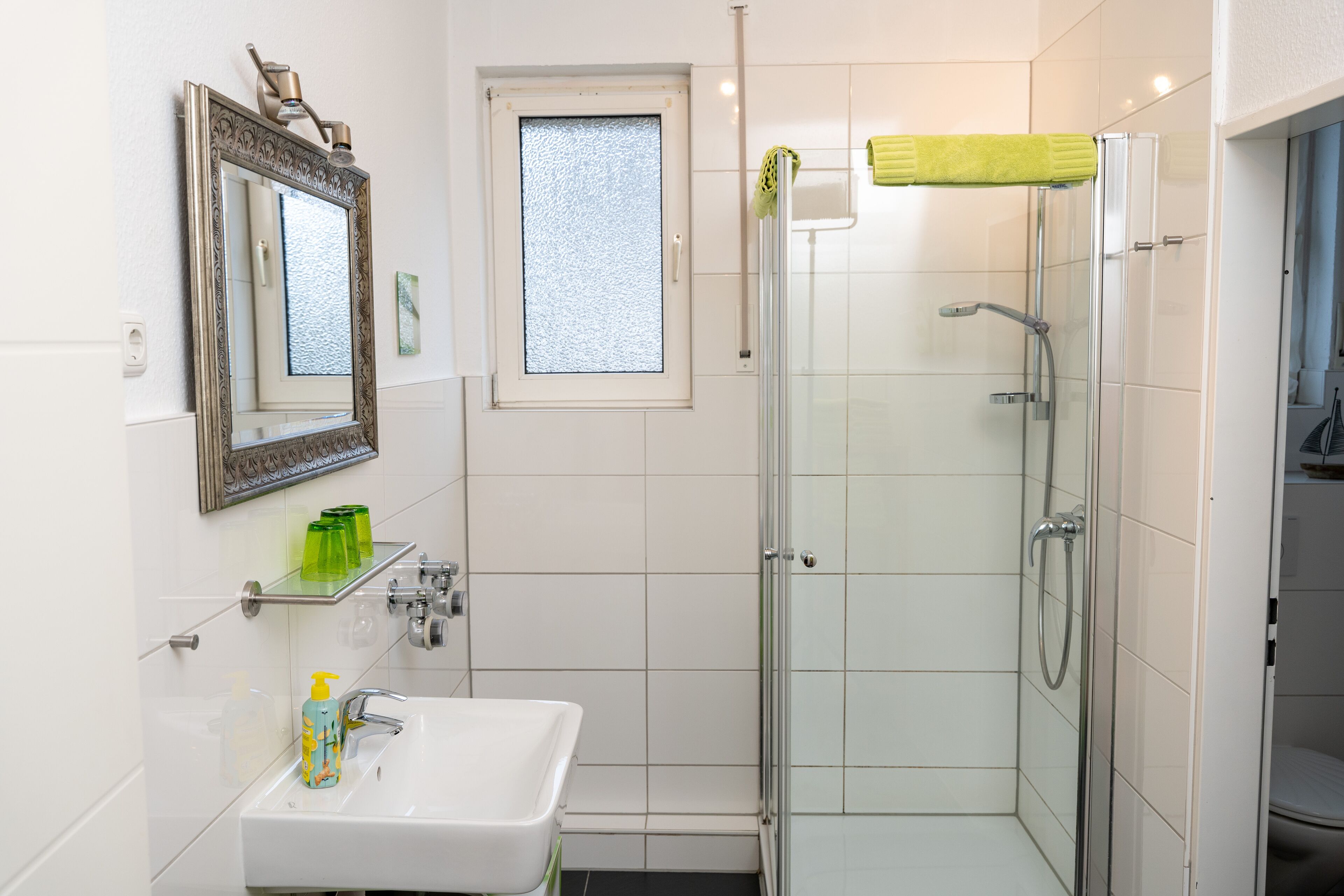 Ensemble douche/baignoire, sèche-cheveux, serviettes fournies, savon