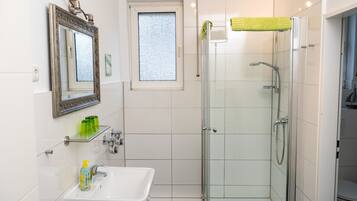 Ensemble douche/baignoire, sèche-cheveux, serviettes fournies, savon