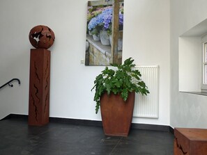 المنشأة من الداخل