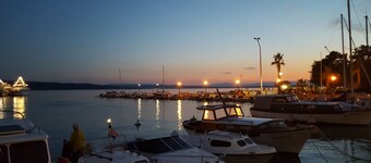 Bekväm lägenhet med havsutsikt, nära stranden, familjevänlig, gratis WiFi