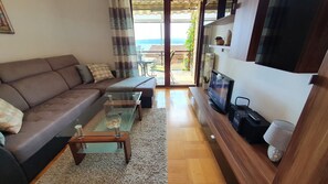 Smart TV, DVD player, ping pong, books - Comfortable apartment with sea view, close to the beach, family-friendly,  WiFi (Crikvenica)