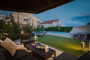 Outdoor dining - Apartment in Vodice with Seaview, Terrace, Air condition, WIFI (94-7) (Vodice)