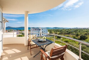 Outdoor dining - Apartment in Vodice with Seaview, Terrace, Air condition, WIFI (94-7) (Vodice)