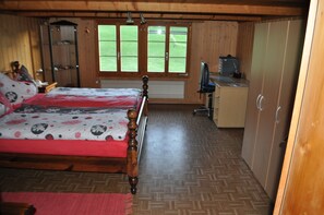 2 bedrooms, desk, iron/ironing board, travel crib - family-friendly apartment near Spiez and Interlaken, max. 4 persons (Aeschi bei Spiez)