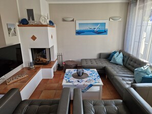 Smart-TV, Kamin, DVD-Player, Bücher