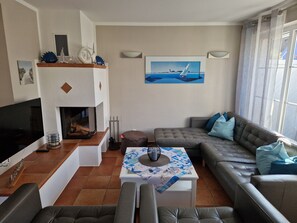 Smart TV, fireplace, DVD player, books