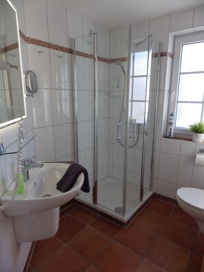 Shower, hair dryer, towels, soap - Thatched house with Southwest-terrace, centrally located, near to beach (Mecklenburg-Vorpommern)
