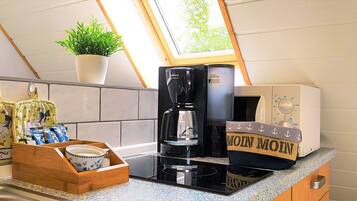 Kühlschrank, Mikrowelle, Herdplatte, Wasserkocher mit Kaffee-/Teezubehör