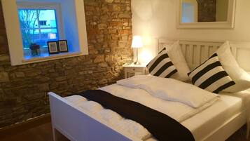 5 bedrooms, iron/ironing board, free WiFi, bed sheets