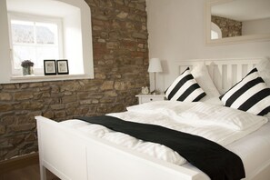 5 bedrooms, iron/ironing board, free WiFi, bed sheets - Holiday house situated directly on the water (Pförring)