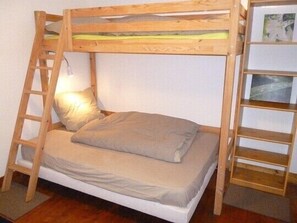 2 عدّة غرف نوم ومكتب ومكواة/لوح كي وملاءات أسرّة