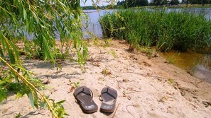 Ranta lähistöllä, aurinkotuoleja