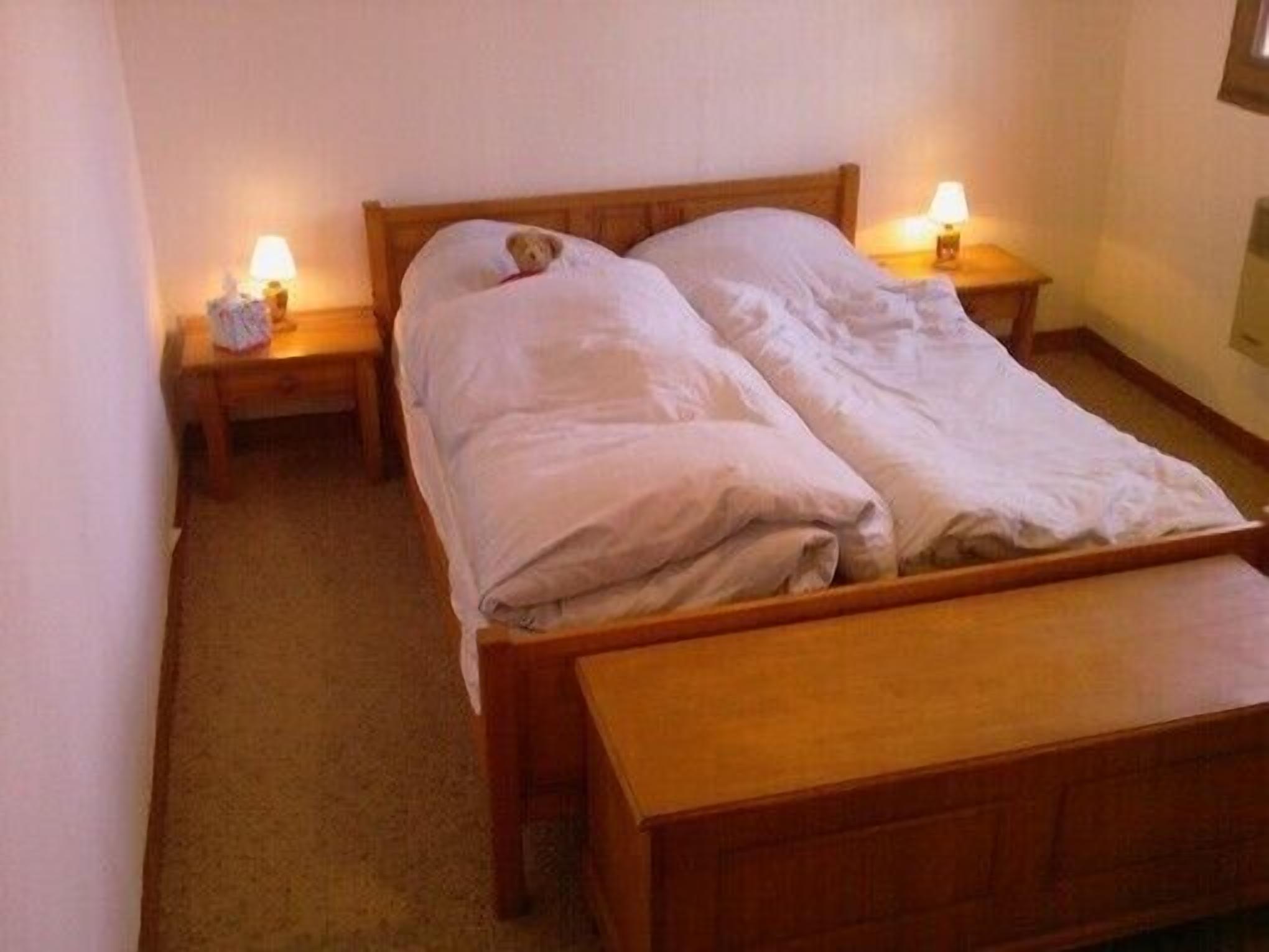 2 bedrooms, desk, iron/ironing board, bed sheets
