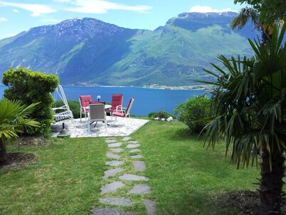 Villa con piscina privada y un lago sin obstáculos y vistas a la montaña