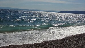 A beach with a clear sky and sunlight reflecting off the water. - Villa Capra Verde - private pool, oasis of peace, 150 m as the crow flies to the sea, Opatija  (Icici)