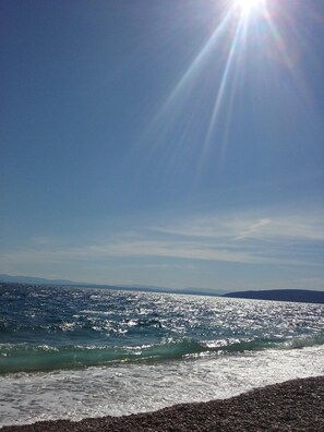 Playa en los alrededores y camastros 