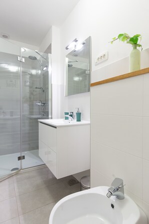 Shower, hair dryer, bidet, towels - Villa Capra Verde - private pool, oasis of peace, 150 m as the crow flies to the sea, Opatija  (Icici)